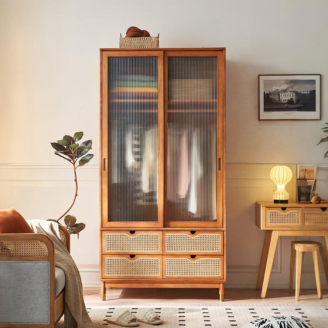 Armoire en rotin Fritzy avec porte-manteau et portes coulissantes en verre 