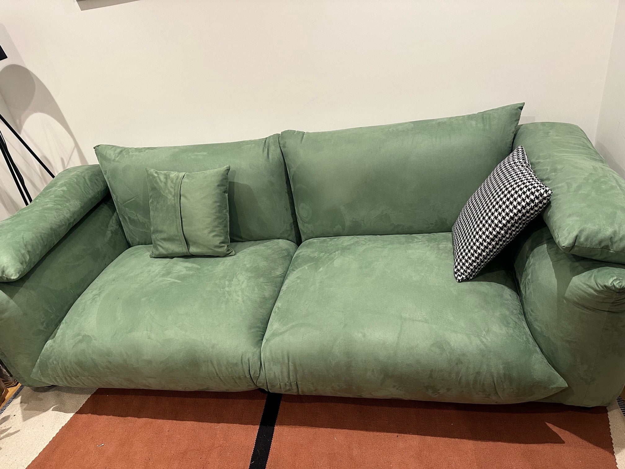 Sofá de dos plazas de terciopelo Weilai Concept de 255 cm para exhibición 